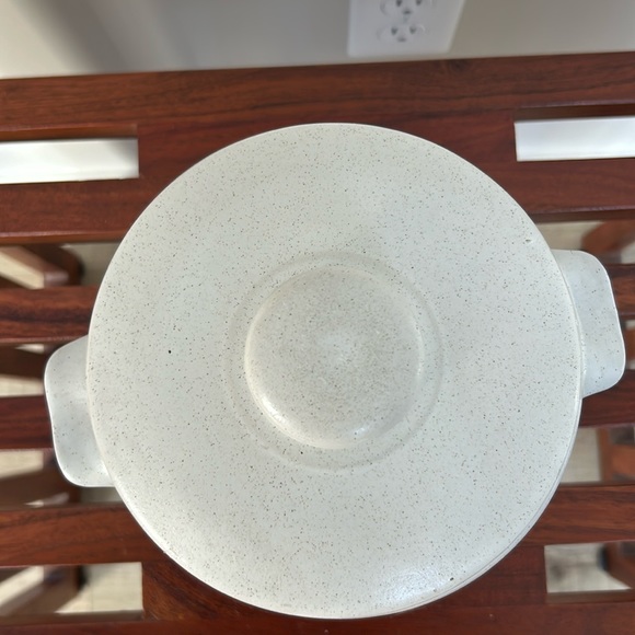 Vintage 1960’s West Bend “ Bean Pot “. Great condition. Tiny mark , chip on lid. - Picture 4 of 7